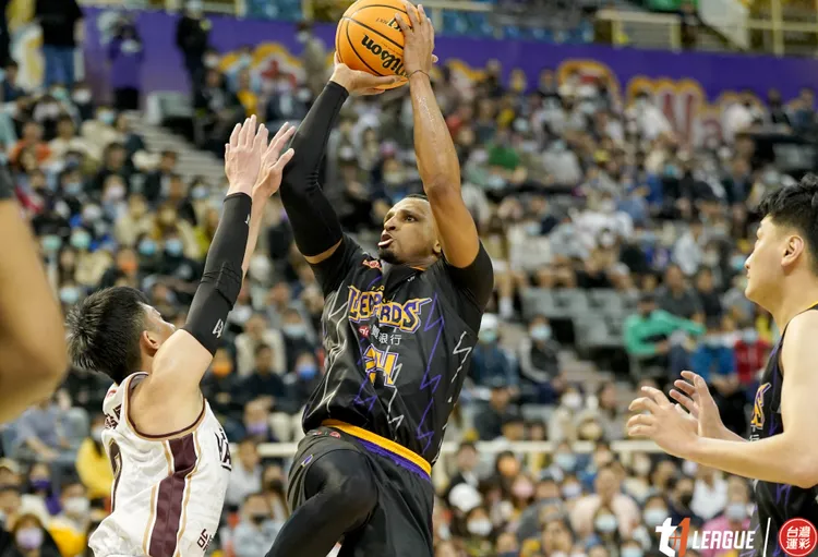 艾夫伯(中)砍進34分。T1聯盟