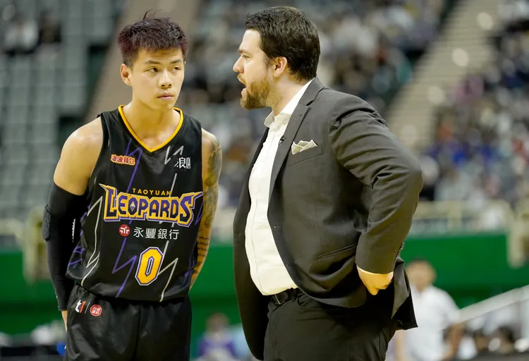 陳孝榕(左)有好好聽教練貝奈特(右)的話，砍進13分。T1聯盟