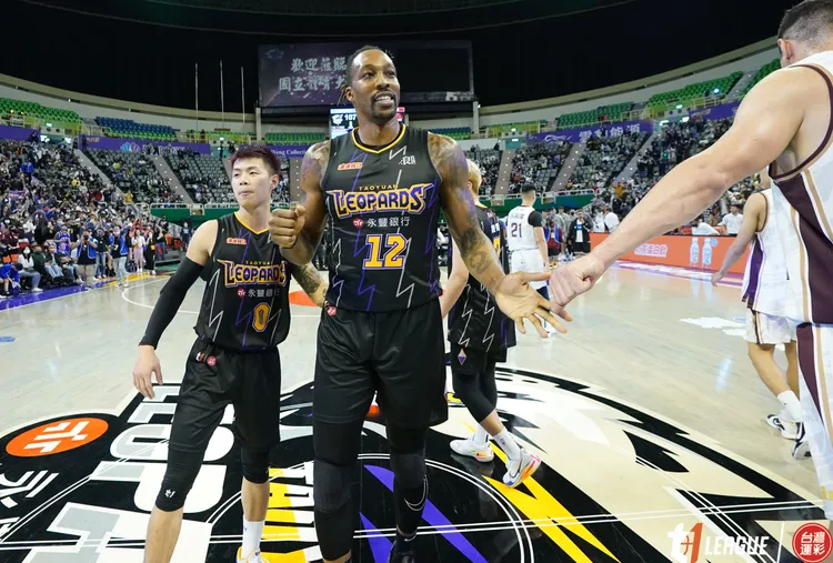 霍華德此役拿下20分與13籃板。T1聯盟