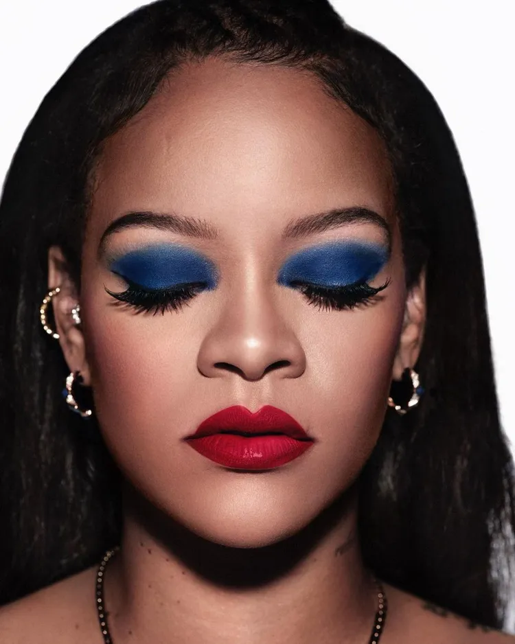 蕾哈娜在IG分享畫上濃豔眼妝和紅唇的照片。翻攝badgalriri IG