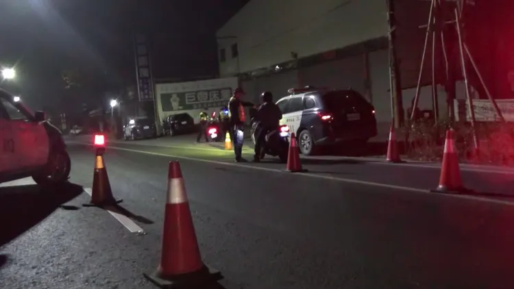 屏東警方在重要路口設點攔檢。翻攝畫面