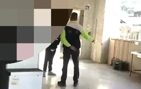 人本出示學生提供校安人員逼迫甲生認罪畫面，指控甲生遭師長們長期霸凌逼死。人本提供