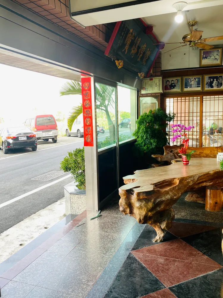 大門玻璃遭擊碎，鐵門也有彈孔。王志弘攝