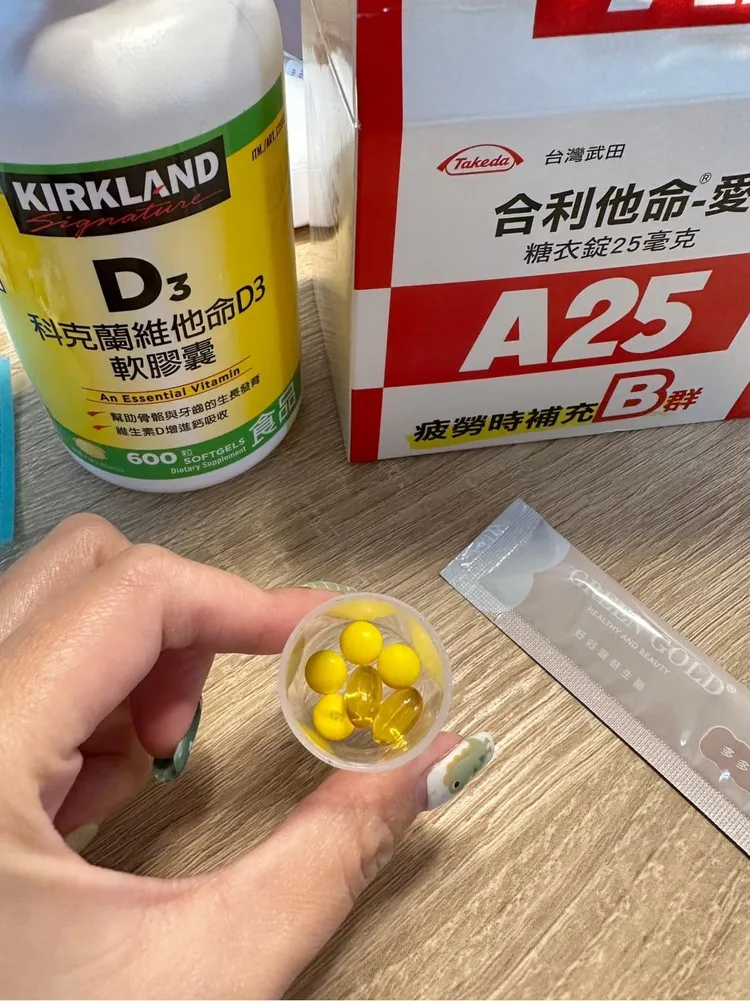 人妻一早服用4顆合利他命A25醫療級B群，以及2顆維他命D3膠囊，覺得整個人精神更好、更輕盈。翻攝自臉書「Costco好市多 商品經驗老實說」