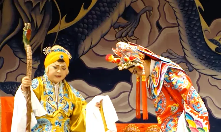 呂雪鳳（右）誇陳美雲是遇過最好的老闆。翻攝YITING頻道