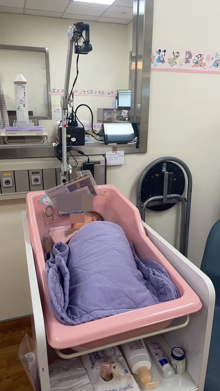 「AI嬰兒照護系統」搭配近場雷達與RGB影像式偵測警示模式，可監測嬰兒呼吸、心率、體溫與環境溫度、睡眠行為、翻身提醒，也能監測嬰兒溢奶或嬰兒口鼻被毛巾、棉被等異物遮蓋，即時發出提醒聲響。童綜合醫院提供