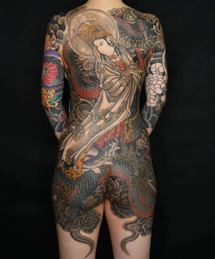 雕柏擅長風格為經典浮世繪日式傳統，並修煉14年之久，征戰過許多國際賽事，獲獎無數。混血兒娛樂提供