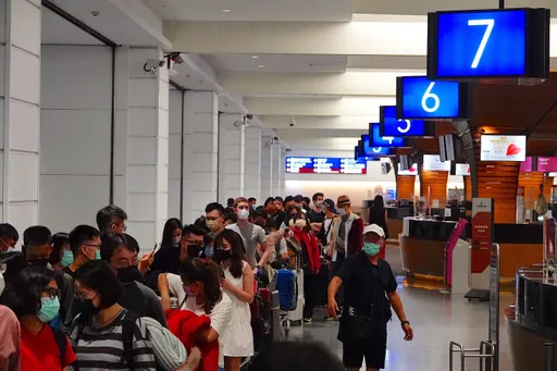 機場防疫雙標？傳台灣口罩令不管外國人　民嗆：老外的屁比較香