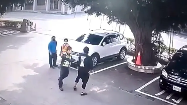 交通分隊員警聽到爭吵聲，主動前往關切。讀者提供