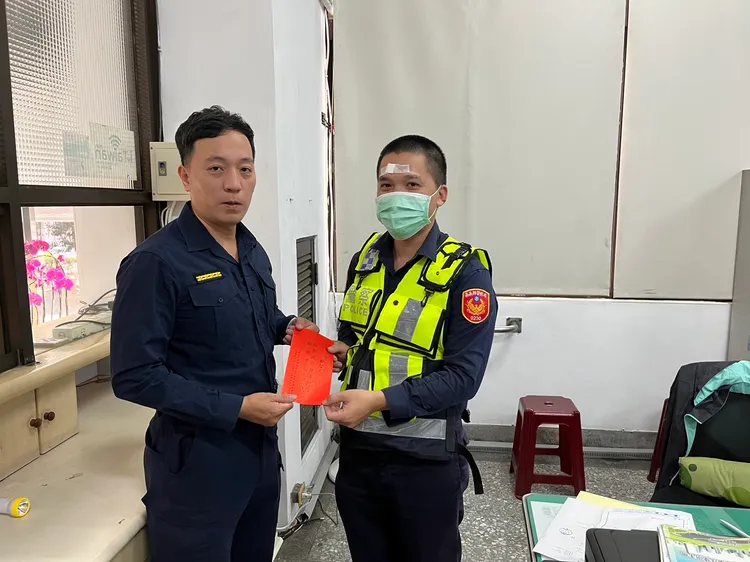 分局長楊迪光（左）慰問受傷同仁。警方提供