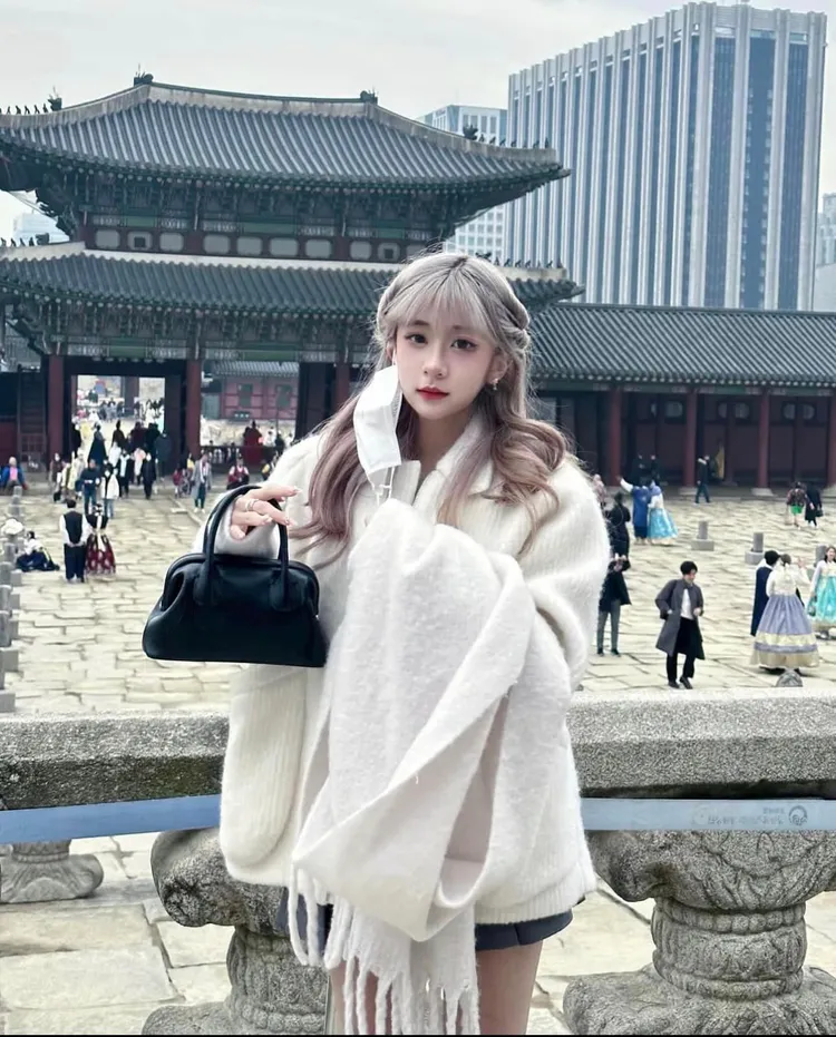 袁惟仁17歲女兒遊韓，網讚美哭了：宛如漫畫人物。翻攝陸元琪臉書
