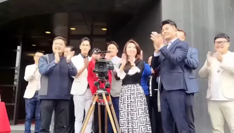 開機拉紅布時，Gino（左二）和王振復（左三）及謝承均（右一）都在，左一為副總龔美富，右二為總經理高明慧。翻攝三立影片