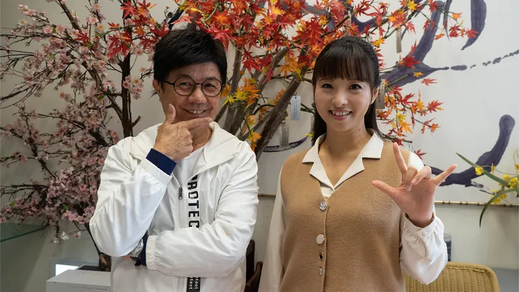 朱愛琪（右）和手語顧問陳濂僑是多年好友。大愛提供