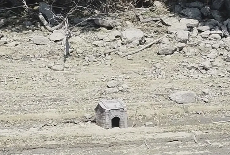 石門水庫水情指標土地公廟現蹤。取自中央社