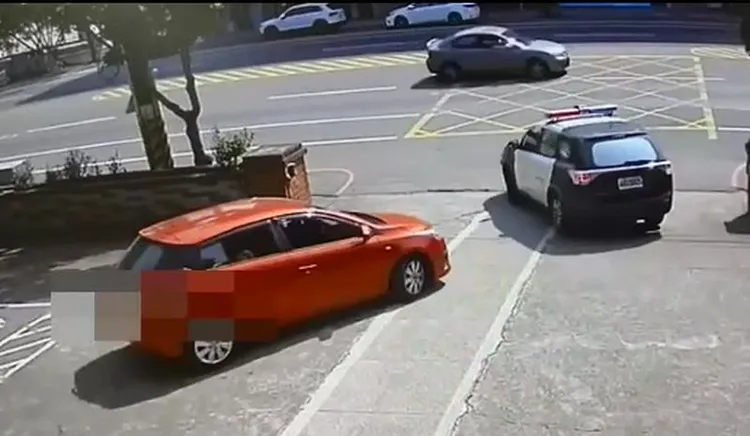 警車為男嬰家人開道，協助將他送醫。民眾提供