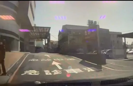 警車只花了平時一半的車程，7分鐘就協助將男嬰送到醫院。民眾提供