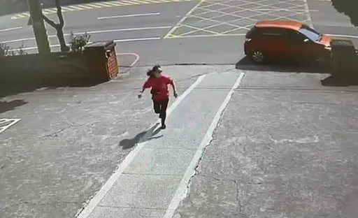 台中7月大男嬰吃雞蛋過敏 阿嬤百米速衝派出所!警車開道送醫解危