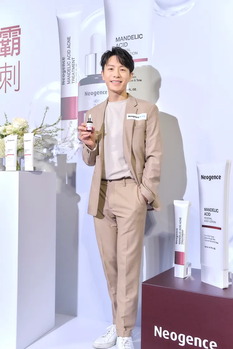 Neogence霓淨思代言人韋禮安闡述過往保養進化史，表示使用霓淨思「杏仁酸煥膚無瑕系列」後，臉上的痘痘獲得改善。業者提供
