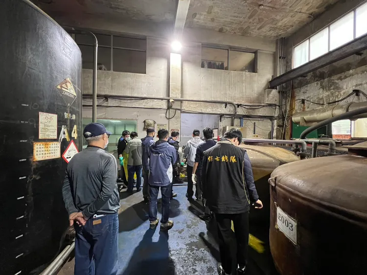 專案小組搜索芫吉公司。檢警提供