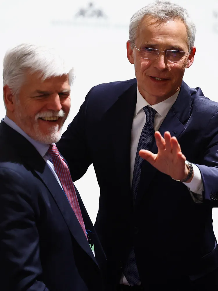 帕維爾（左）曾為北約軍事委員會主席，上月17日在慕尼黑安全會議，與北約秘書長史托騰柏格談笑。路透社