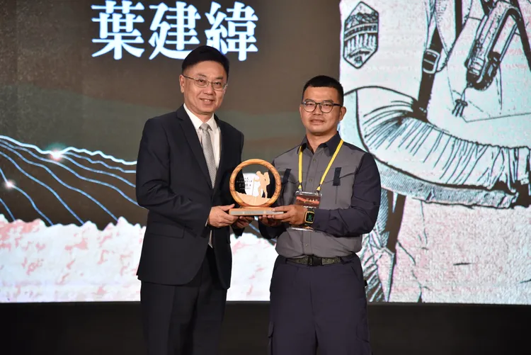林務局林華慶局長(左)頒獎給葉建緯(右)。林務局提供