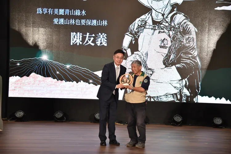 林務局林華慶局長(左)頒獎給陳友義(右)。林務局提供