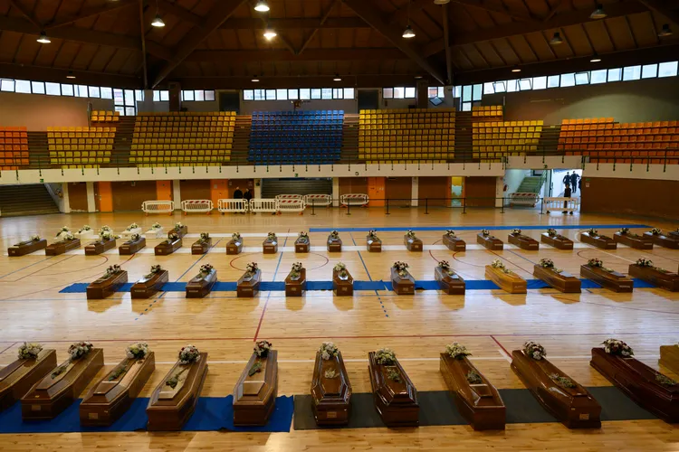 義大利當局將罹難的非法移民先安放於當地體育館內。路透社資料照片