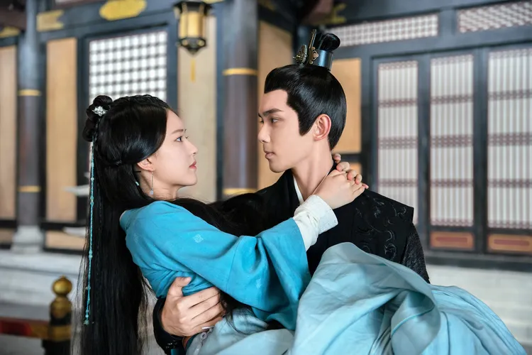 吳磊（右）、趙露思戲裡戲外甜膩互動，「吳露可逃」CP贏得大批網友喜愛，圈粉無數。八大提供