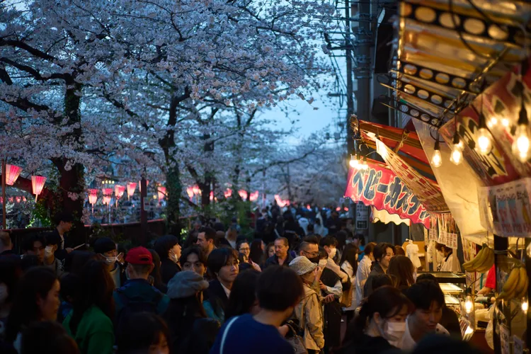 小吃攤吸引人潮。新華社