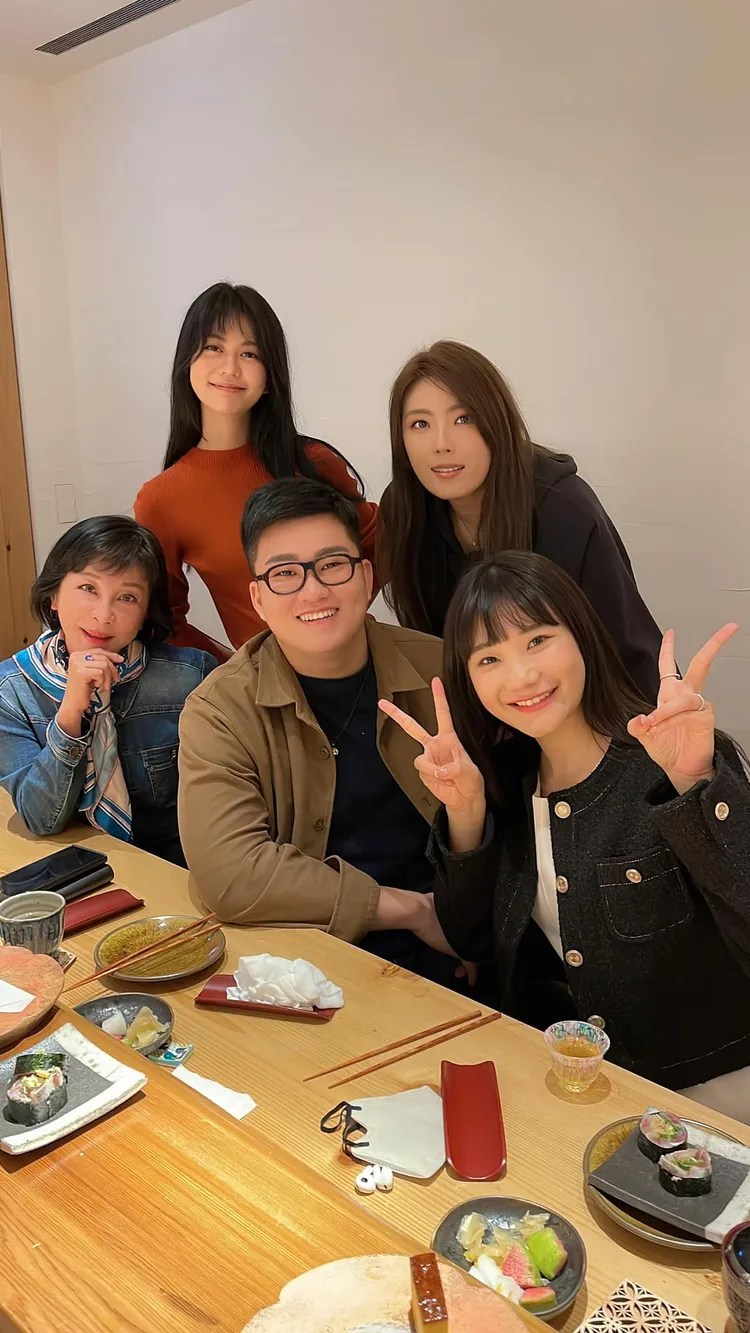 吳淡如說自己在跟乾兒子和乾女兒門喝春酒。引自吳淡如臉書