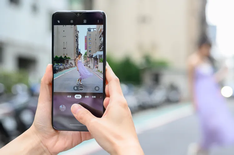 realme 10T 5G新增最適合街拍使用的50mm預設焦段。廠商提供