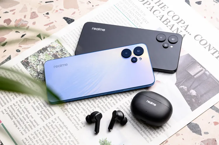 realme 10T 5G有潘朵拉藍、深空黑兩色，4+128GB版本售價7490元，8+256GB版本售價8990元。廠商提供