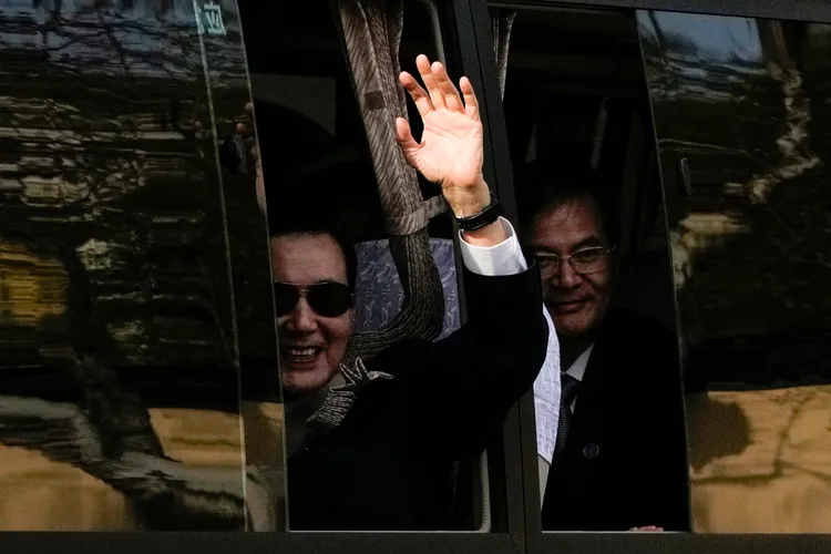 馬英九參訪途中揮手與民眾致意。路透社