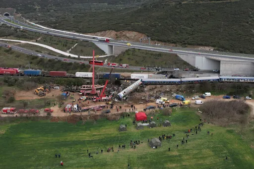 希臘2列火車相撞增至43死 總理歸咎人為疏失、運輸部長辭職