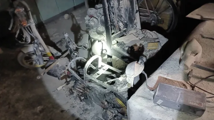 警消發現電動自行車還接著插頭。新北市消防局提供