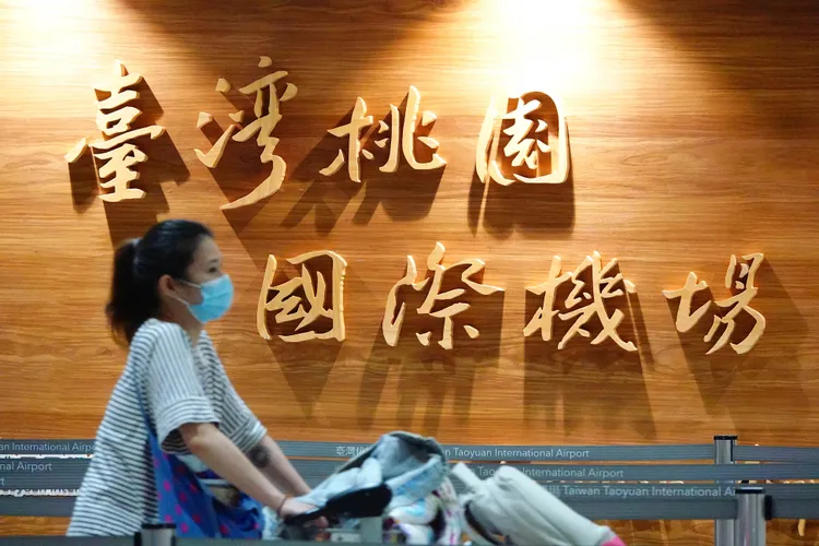 桃機開航44年將首度收取轉機過境設施使用費。施昂強攝