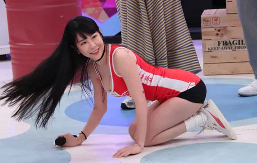 啦啦隊女神大對決！梓梓「出大招」美乳彈開　巫苡瑄劈腿遭酸有年紀