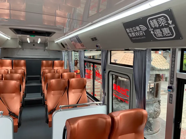 新車添加安全配備還有提供無線上網，座位數也增加。交通局提供