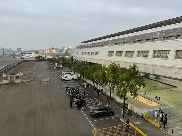 現場有50多名粉絲和媒體到場送機。陳薇安攝