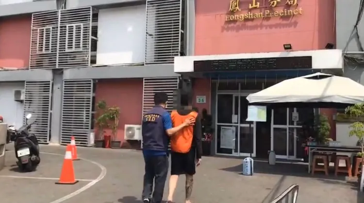 警方逮捕行兇的陳男，依傷害罪嫌送辦。讀者提供