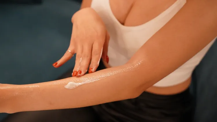 保濕精華液不見的愈黏稠愈有效果。示意圖