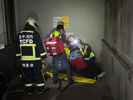 搭升降機不明原因突平面掉落B1 台中男全身擦挫傷!搶救畫面曝光