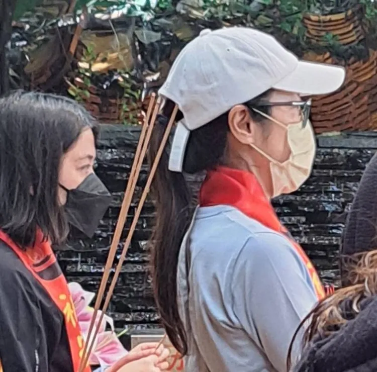 楊紫瓊認真拜拜。陽明山姜太公道場提供