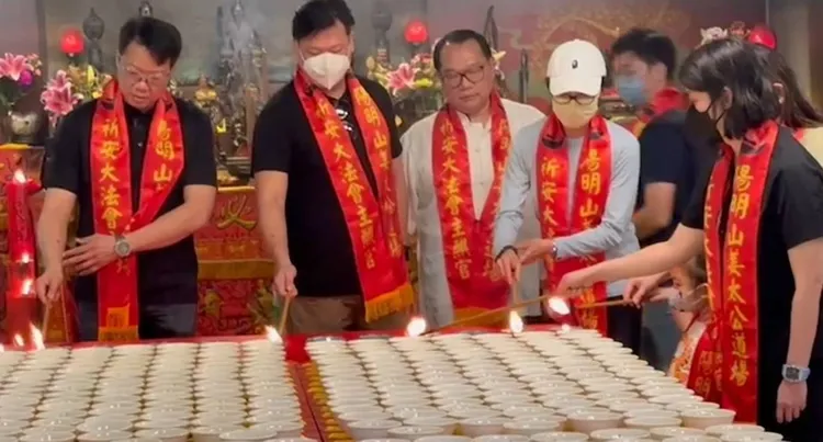 楊紫瓊（右三戴白帽者）點七星燈求功名。陽明山姜太公道場提供