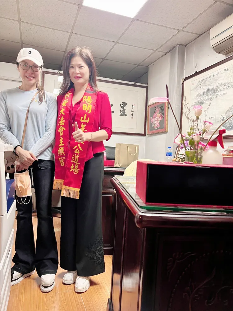 楊紫瓊（左）和友人一起到陽明山參拜。陽明山姜太公道場提供