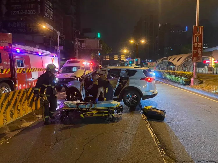 事故現場一片狼藉，駕駛腿部開放性骨折，全身多出擦挫傷。讀者提供