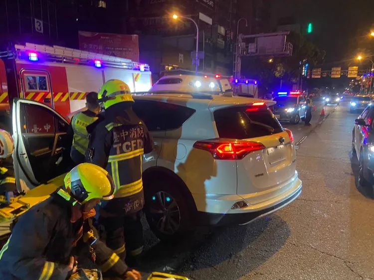 消防人員協助駕駛脫困，送中港澄清醫院搶救。讀者提供