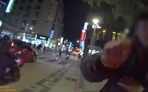 艋舺阿伯發狂對巡邏警尻出右直拳 優勢警力包圍讓他吃鱉