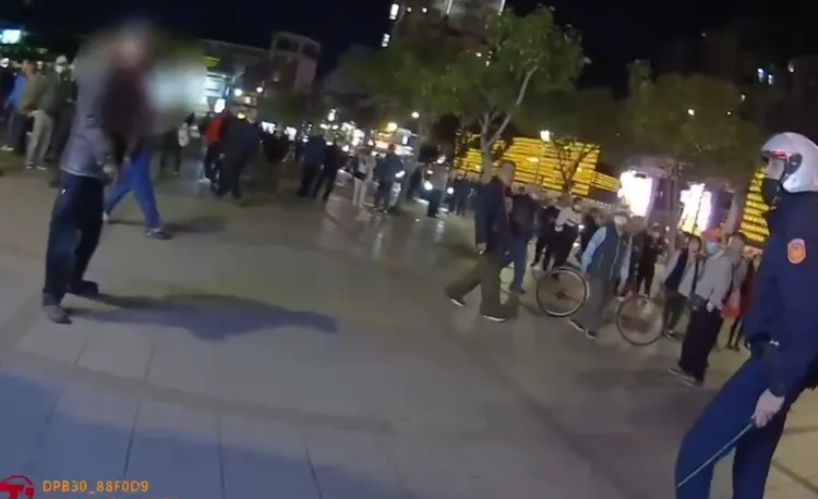 警方支援到場，江男還不斷叫囂罵三字經。翻攝畫面