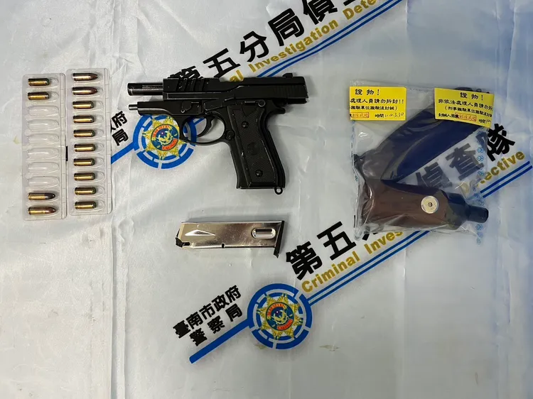 警方循線起獲改造槍支、子彈。讀者提供